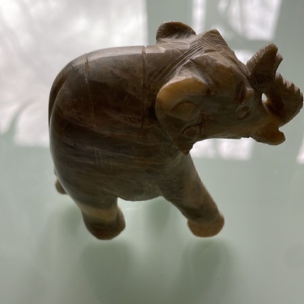Marble elephant figurine see pictures for the size solid marble heavy for size - Picture 3 of 8